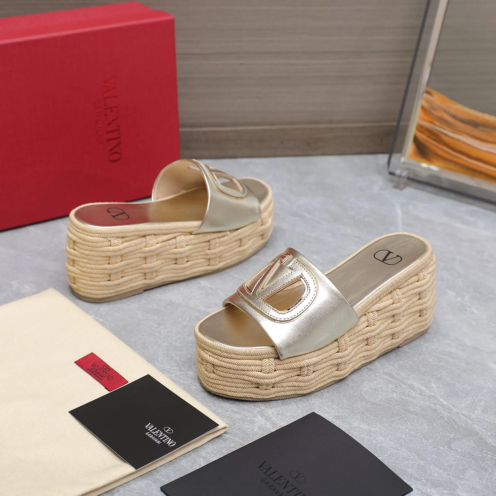👟👟Ex-factory price 640👟👟The highest version💯💯💯 2024 early spring counter catwalk style updated simultaneously 💗Valentino💗Valentino Wedge hemp rope bottom slippers/follow-up sandals series ——————————Top version Super creative craft design highlights the brand’s unique style, luxury fashion and highly recognizable Exquisite round head, perfect side arc, extremely pure taste, ladylike temperament and full of femininity‼ ️ Upper: Made of imported cowhide. Lining: Made of mixed sheepskin. Italian imported cowhide outsole. Wedge heel back height: 8.5CM. Front height: 5.5CM. Code number: 35-41 (41 customized)
